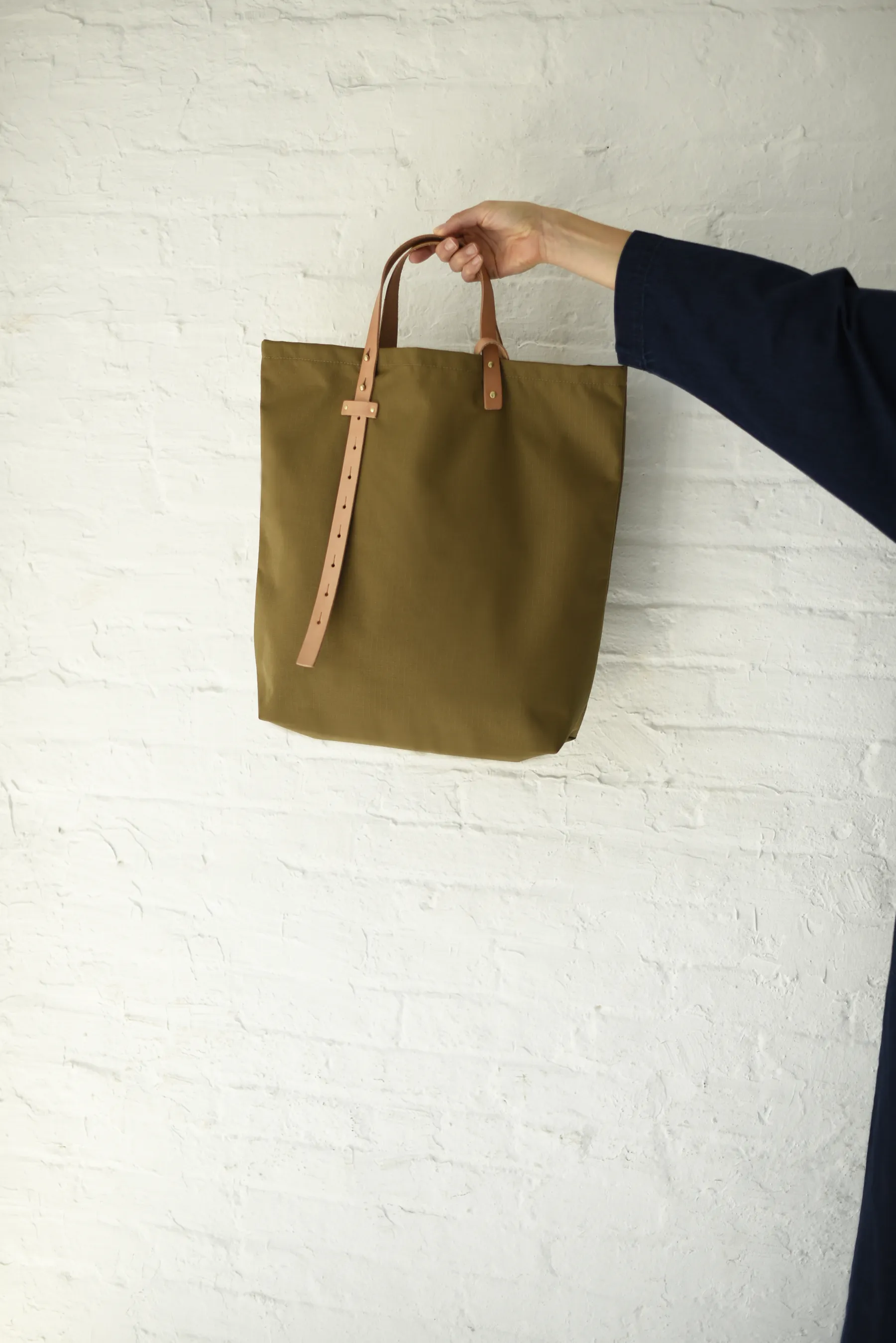 8.6.4 Design Small Nylon Tote Coyote Brown