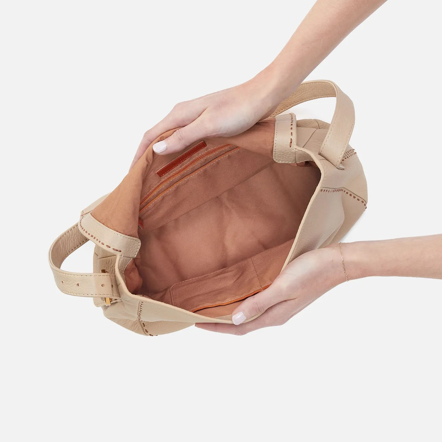 Austin Shoulder Bag In Pebbled Leather - Linen
