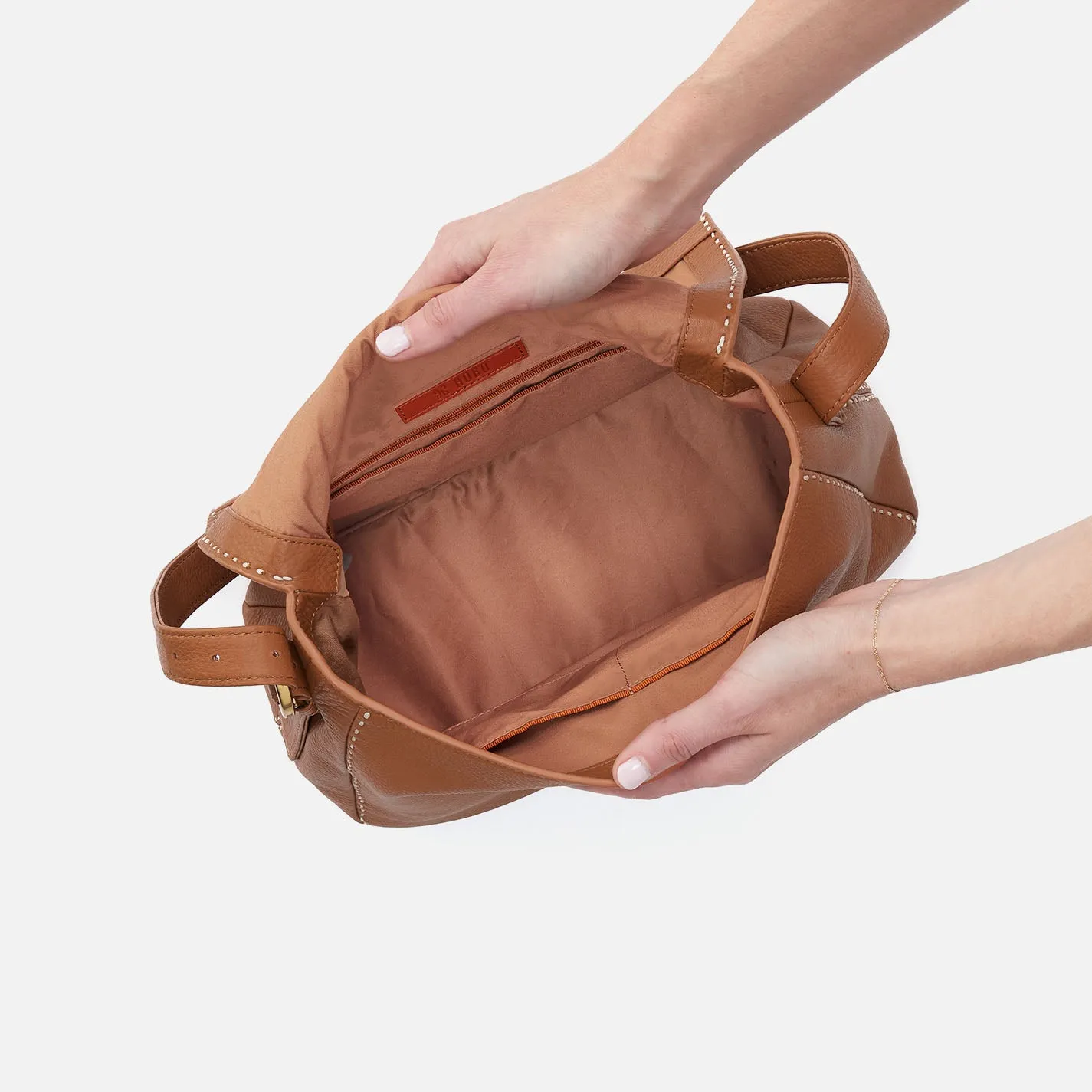 Austin Shoulder Bag In Pebbled Leather - Warm Honey