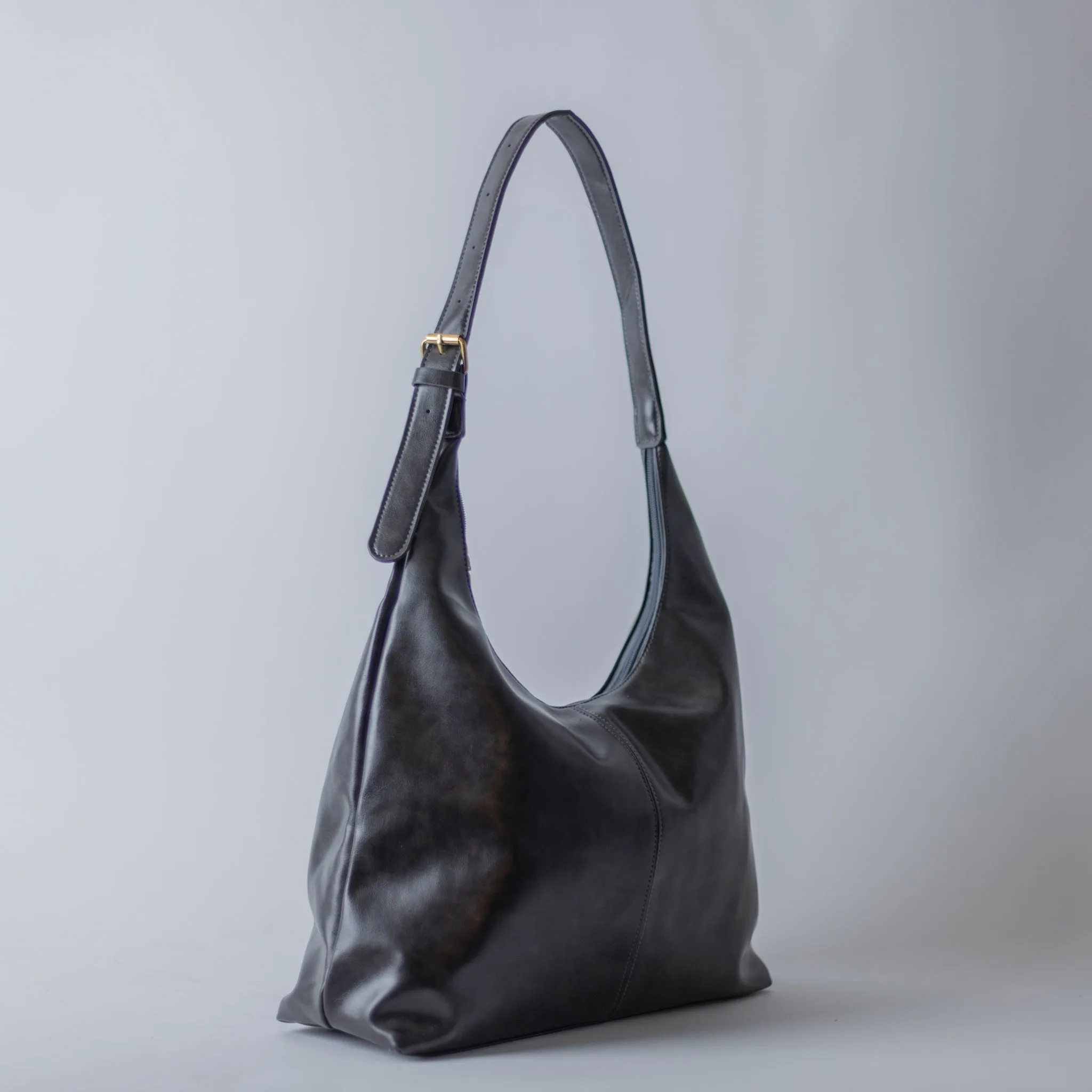 DISTRESS BUCKLE HOBO BLACK
