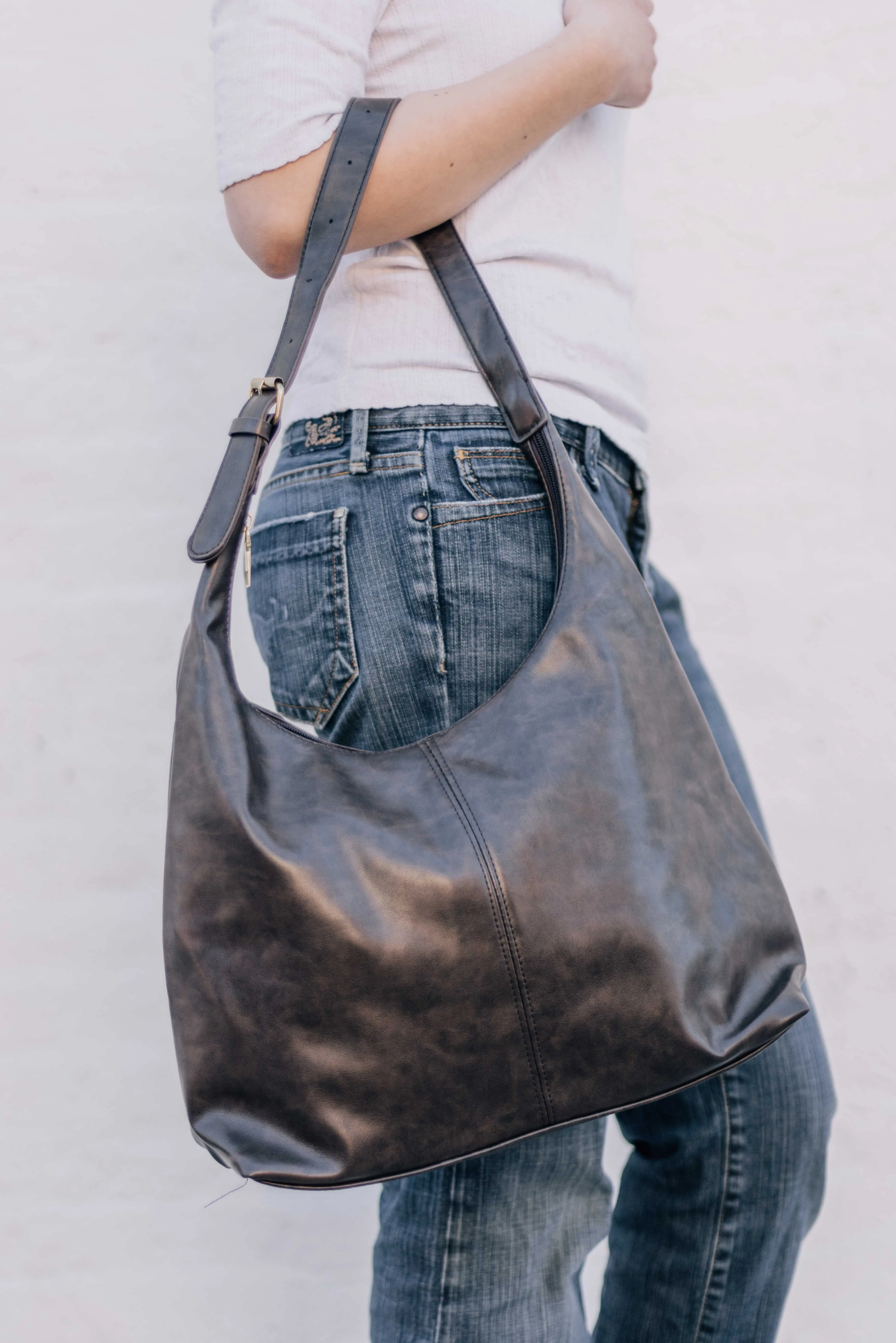 DISTRESS BUCKLE HOBO BROWN