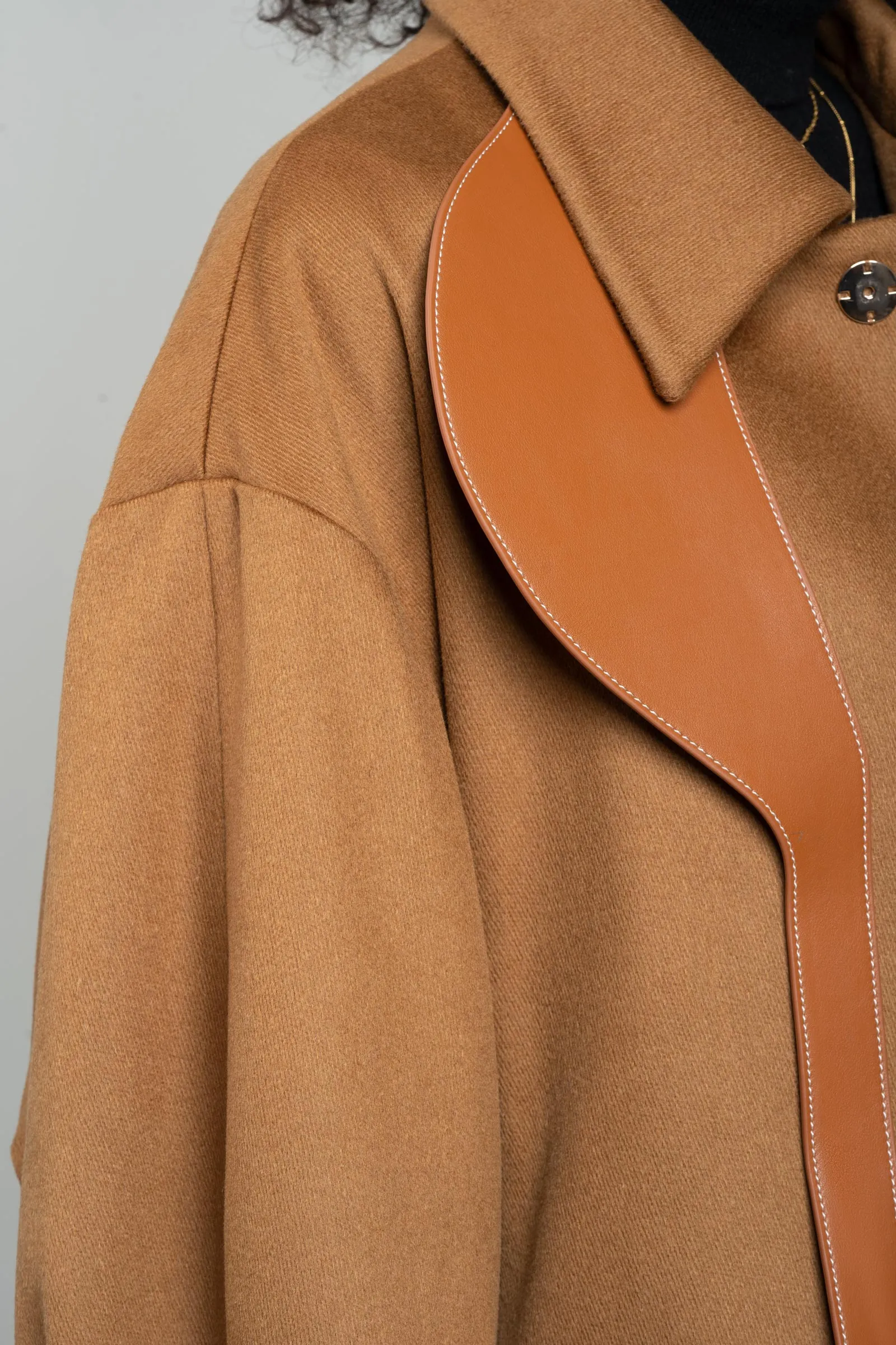 JL070A GV-cut Vegan Leather Detailed Jacket