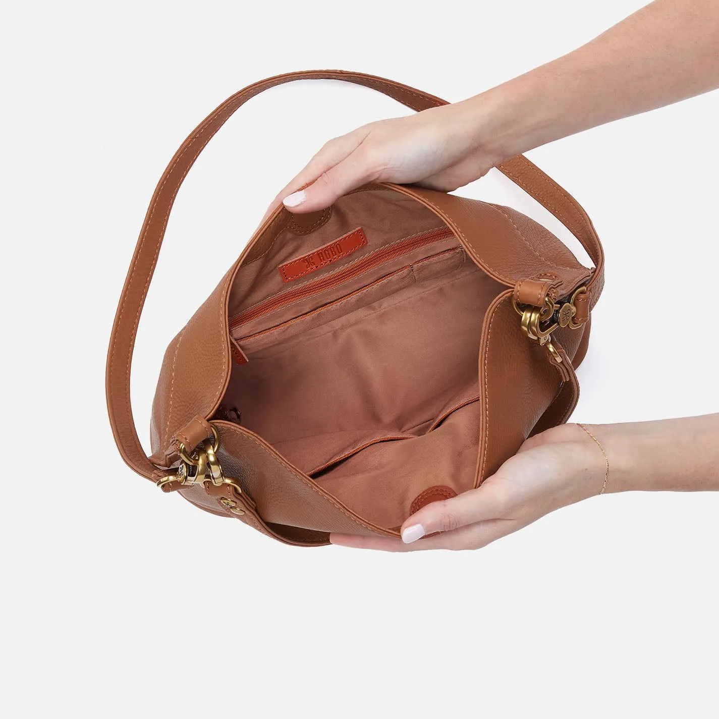 Pier Shoulder Bag In Pebbled Leather - Warm Honey