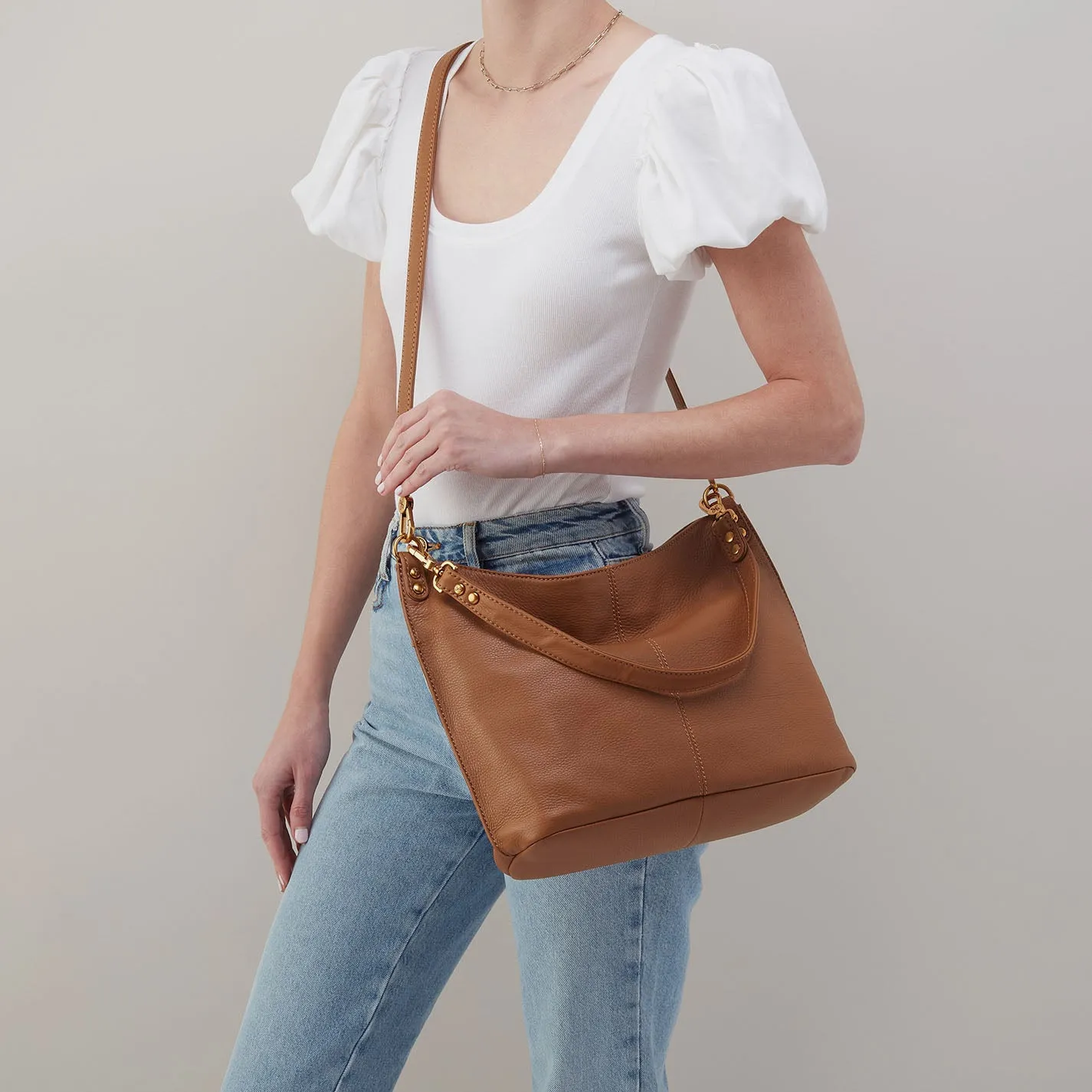 Pier Shoulder Bag In Pebbled Leather - Warm Honey