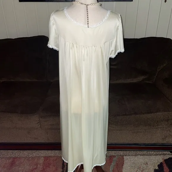 Shadowline • Medium • Yellow • Sunflowers • Embroidery • Nightgown/ Robe Set
