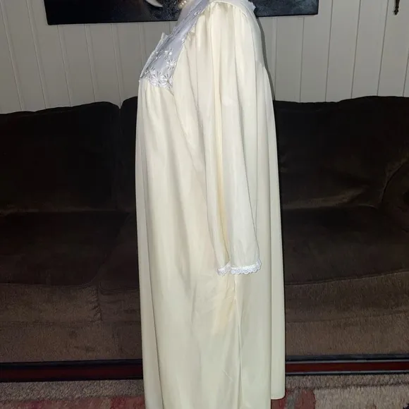 Shadowline • Medium • Yellow • Sunflowers • Embroidery • Nightgown/ Robe Set