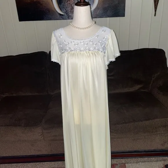 Shadowline • Medium • Yellow • Sunflowers • Embroidery • Nightgown/ Robe Set