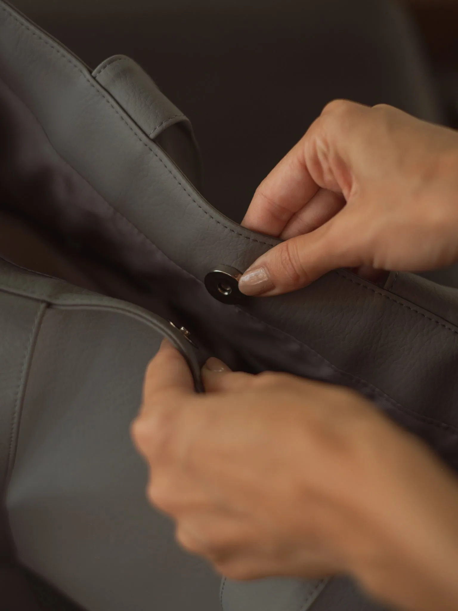 VEGAN LEATHER TOTE BAG - GRAY