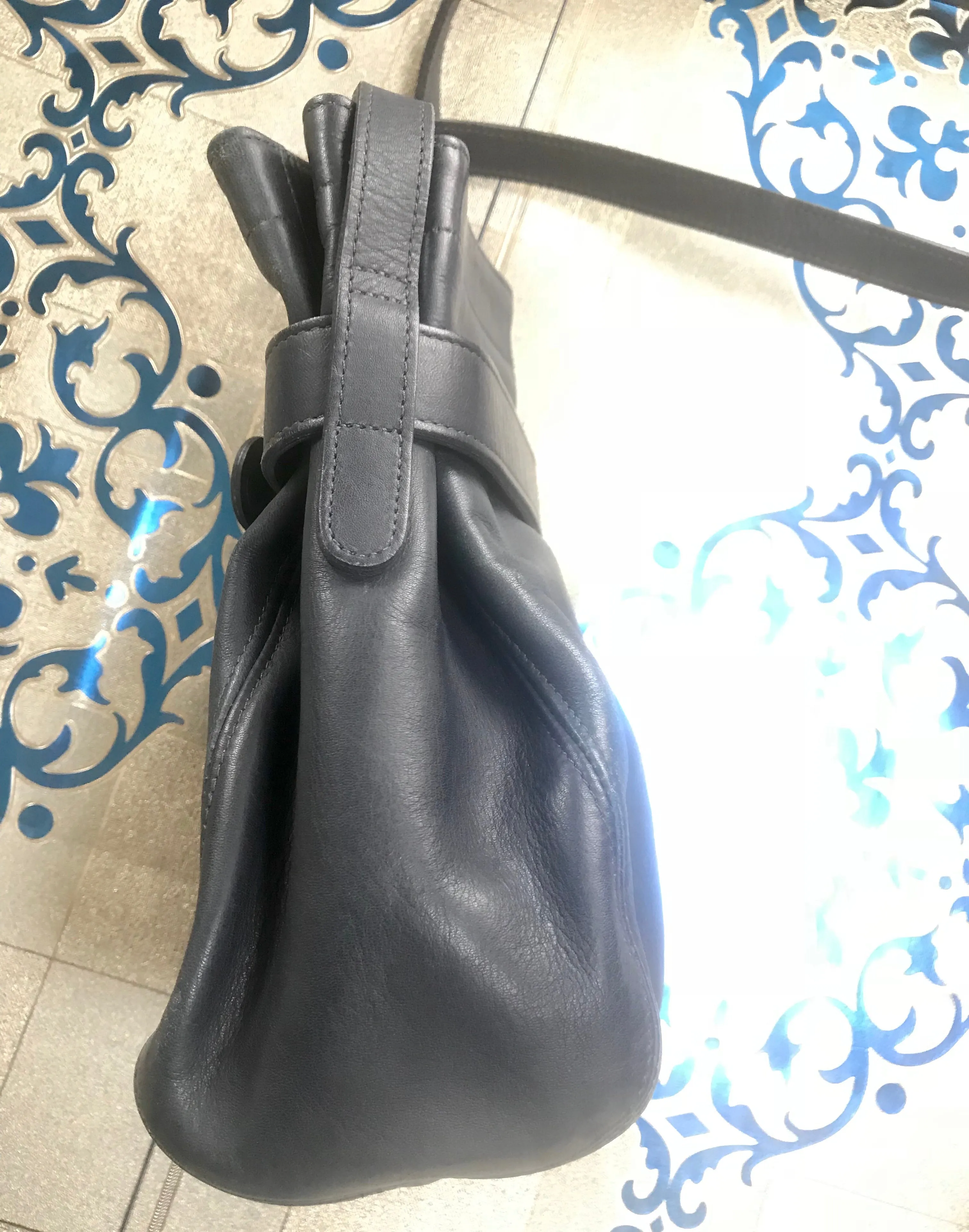 Vintage COACH  navy genuine leather hobo bucket shoulder bag, classic purse. Made in Costa Rica