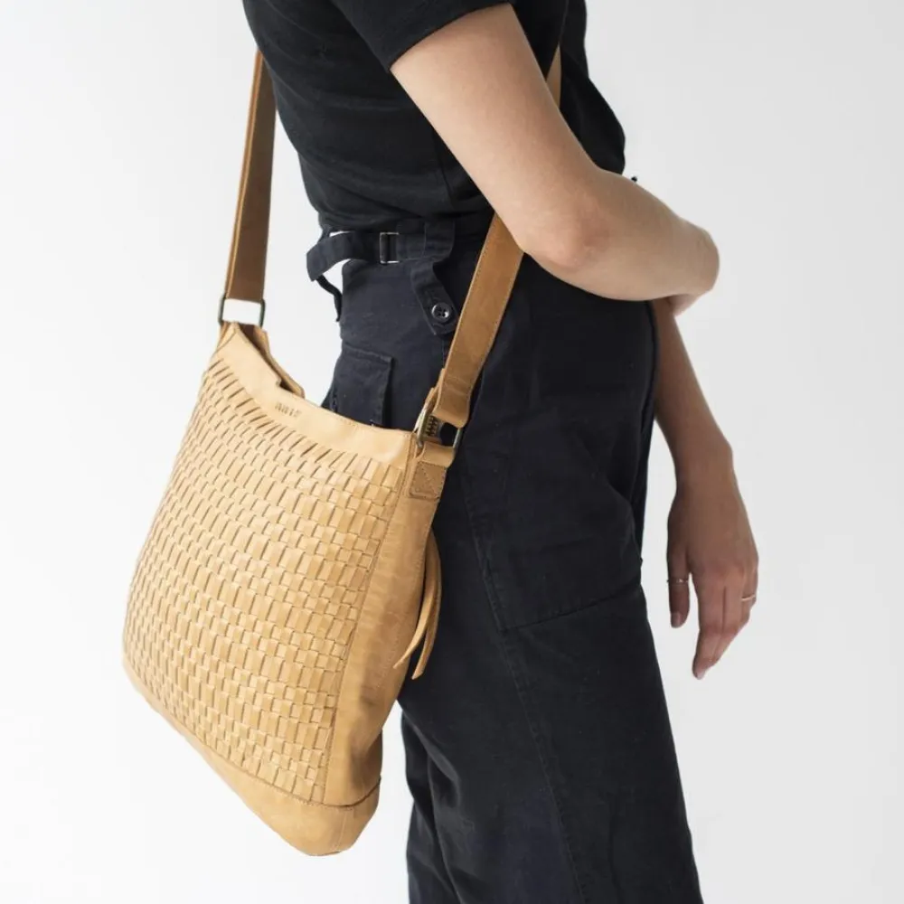 WOVEN HOBO